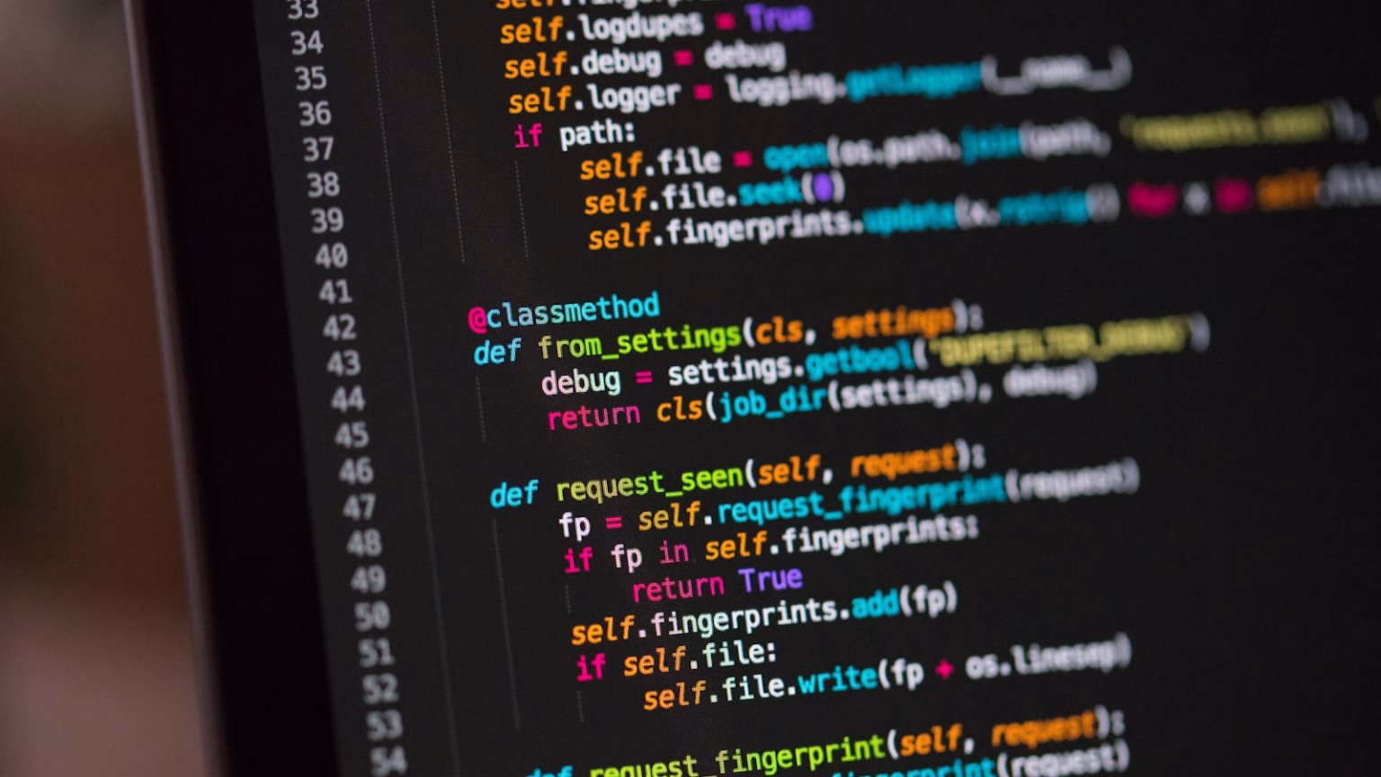 Programador revisando código en un portátil como referencia a seguridad de modelos de IA