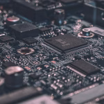 Placa electrónica iluminada que representa infraestructura de inteligencia artificial