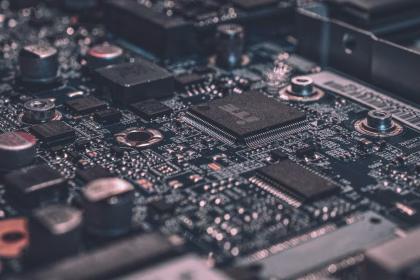 Placa electrónica iluminada que representa infraestructura de inteligencia artificial