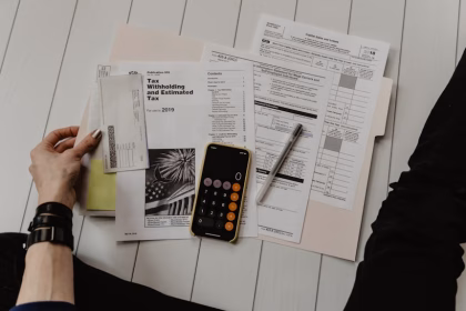 Documentos financieros y calculadora sobre una mesa para ilustrar una posible operación fintech