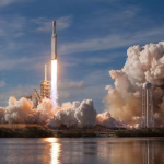 Cohete despegando durante un lanzamiento espacial, imagen temática para PLD Space y Miura 5