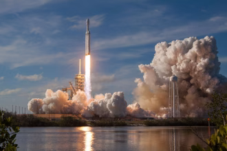 Cohete despegando durante un lanzamiento espacial, imagen temática para PLD Space y Miura 5