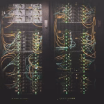 Pasillo de servidores en un centro de datos, imagen asociada a infraestructura de inteligencia artificial.