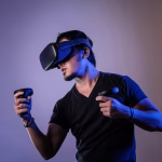 Persona usando gafas de realidad virtual, imagen asociada a tecnologías inmersivas e inteligencia artificial.