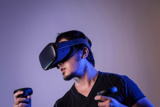 Persona usando gafas de realidad virtual, imagen asociada a tecnologías inmersivas e inteligencia artificial.