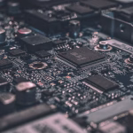 Placa electrónica iluminada como imagen de modelos de inteligencia artificial personalizados