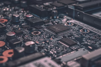 Placa electrónica iluminada como imagen de modelos de inteligencia artificial personalizados