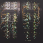 Pasillo de servidores en un centro de datos, imagen asociada a infraestructura digital e inteligencia artificial.