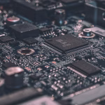 Primer plano de una placa electrónica, imagen relacionada con chips y memoria para inteligencia artificial