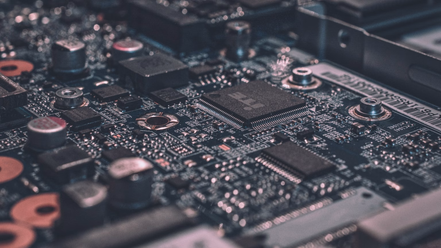 Primer plano de una placa electrónica, imagen relacionada con chips y memoria para inteligencia artificial
