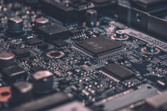 Primer plano de una placa electrónica, imagen relacionada con chips y memoria para inteligencia artificial