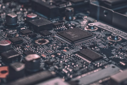Primer plano de una placa electrónica, imagen relacionada con chips y memoria para inteligencia artificial