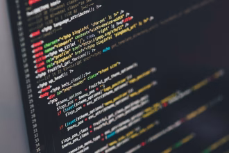 Pantalla con código de programación como referencia a herramientas de IA para desarrolladores