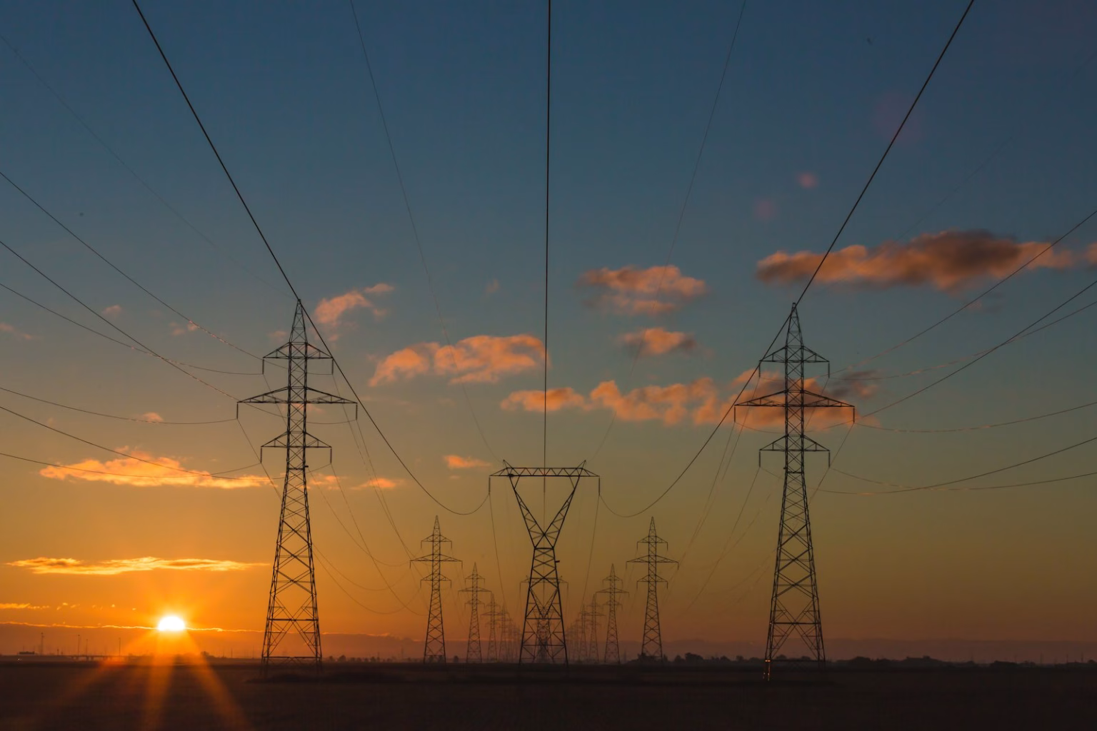 Paneles solares y aerogeneradores como imagen asociada a startups climáticas en España.