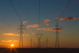 Paneles solares y aerogeneradores como imagen asociada a startups climáticas en España.