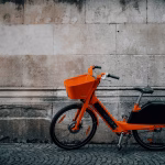Bicicleta electrica urbana, imagen temática para movilidad sostenible en hoteles