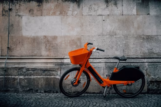 Bicicleta electrica urbana, imagen temática para movilidad sostenible en hoteles