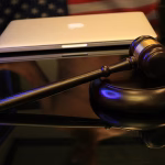 Mazo judicial junto a un portátil para ilustrar regulación tecnológica europea