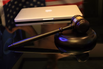 Mazo judicial junto a un portátil para ilustrar regulación tecnológica europea