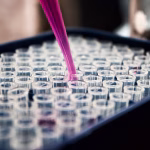 Investigadora en laboratorio, imagen temática para biotecnología aplicada a agricultura