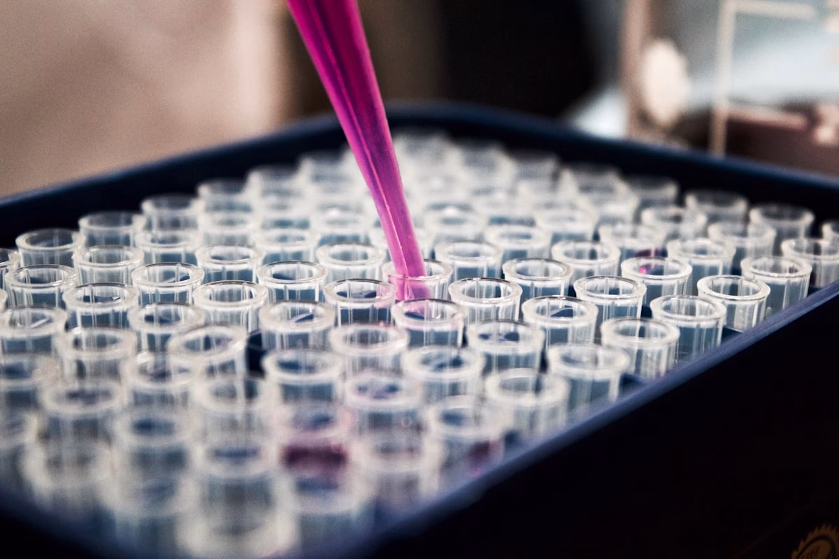 Investigadora en laboratorio, imagen temática para biotecnología aplicada a agricultura