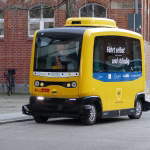 Vehículo autónomo en una calle urbana para ilustrar robotaxis y movilidad autónoma