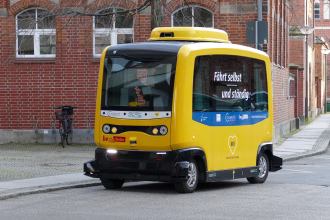 Vehículo autónomo en una calle urbana para ilustrar robotaxis y movilidad autónoma