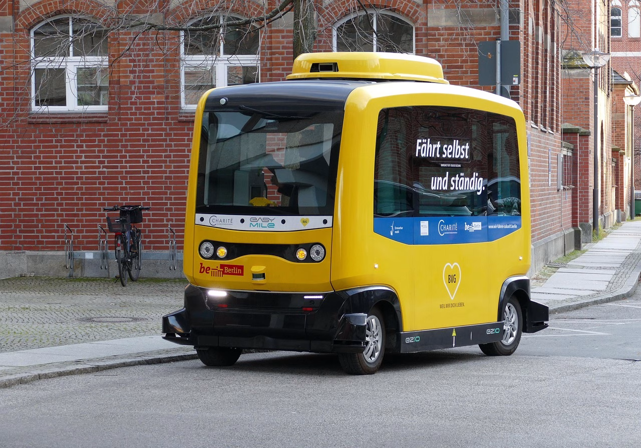 Vehículo autónomo en una calle urbana para ilustrar robotaxis y movilidad autónoma