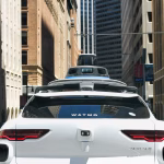 Vehiculo autonomo circulando por una ciudad europea
