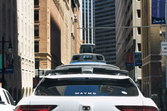 Vehiculo autonomo circulando por una ciudad europea