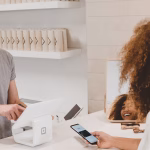 Persona comprando online con tarjeta, imagen relacionada con comercio digital y live shopping