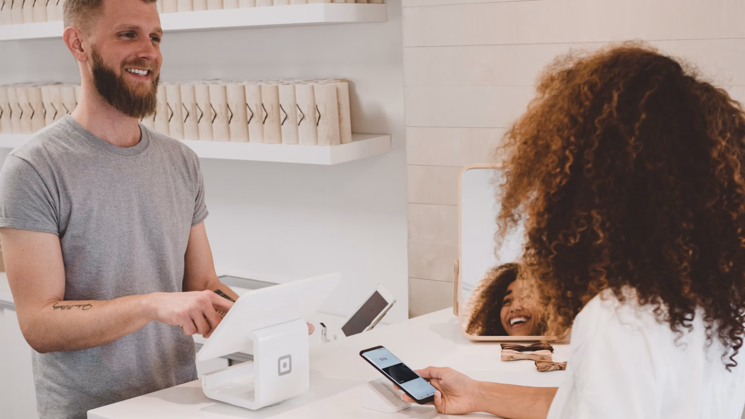 Persona comprando online con tarjeta, imagen relacionada con comercio digital y live shopping