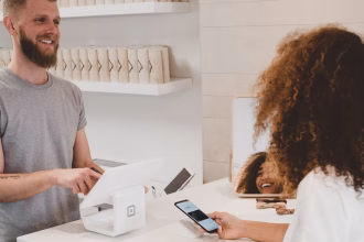 Persona comprando online con tarjeta, imagen relacionada con comercio digital y live shopping