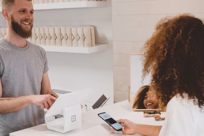 Persona comprando online con tarjeta, imagen relacionada con comercio digital y live shopping