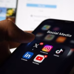 Teléfono con aplicaciones de redes sociales, imagen relacionada con creator economy