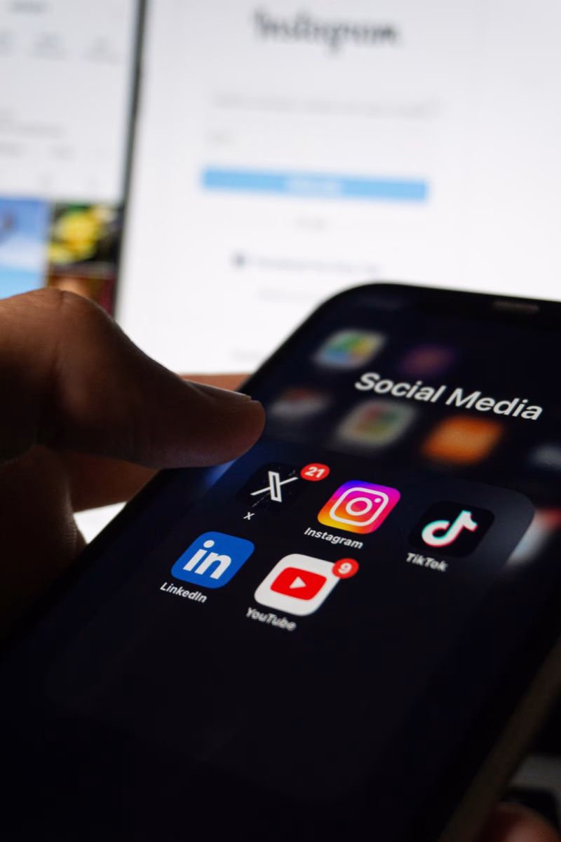 Teléfono con aplicaciones de redes sociales, imagen relacionada con creator economy