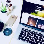 Camara y portatil en una mesa de trabajo, imagen temática para creadores de contenido digital