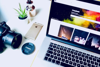 Camara y portatil en una mesa de trabajo, imagen temática para creadores de contenido digital