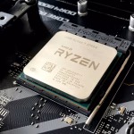 Chip iluminado sobre una placa electrónica, imagen asociada a infraestructura de inteligencia artificial.