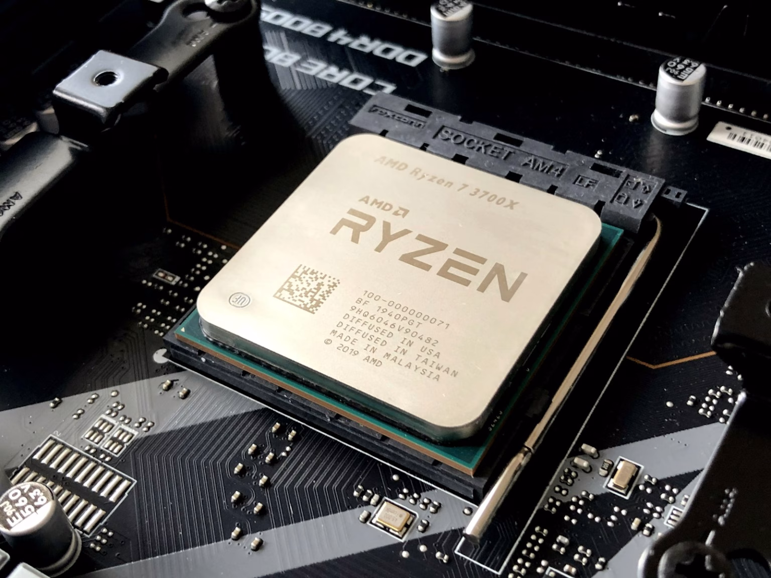 Chip iluminado sobre una placa electrónica, imagen asociada a infraestructura de inteligencia artificial.