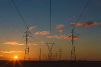 Generadores industriales y equipos eléctricos para respaldo energético en centros de datos.