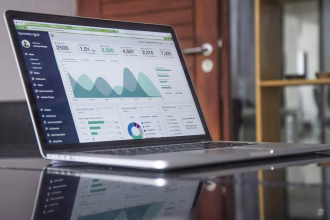 Profesional de marketing digital analizando campañas y datos de comercio electrónico.