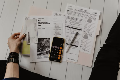 Persona revisando pólizas de seguros y datos financieros en una aplicación.