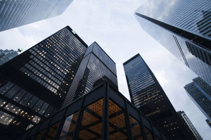 Edificio corporativo y centro de datos asociados a financiación empresarial.