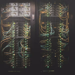 Centro de datos con filas de servidores, imagen asociada a consumo energético de inteligencia artificial.