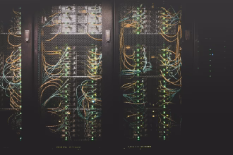 Centro de datos con filas de servidores, imagen asociada a consumo energético de inteligencia artificial.