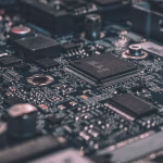 Placa electrónica iluminada que representa la carrera global por chips e inteligencia artificial