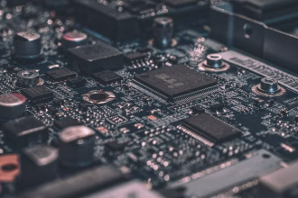Placa electrónica iluminada que representa la carrera global por chips e inteligencia artificial