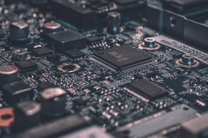 Placa electrónica iluminada que representa la carrera global por chips e inteligencia artificial
