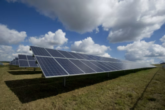 Paneles solares en una planta fotovoltaica, imagen asociada a software para operaciones renovables.